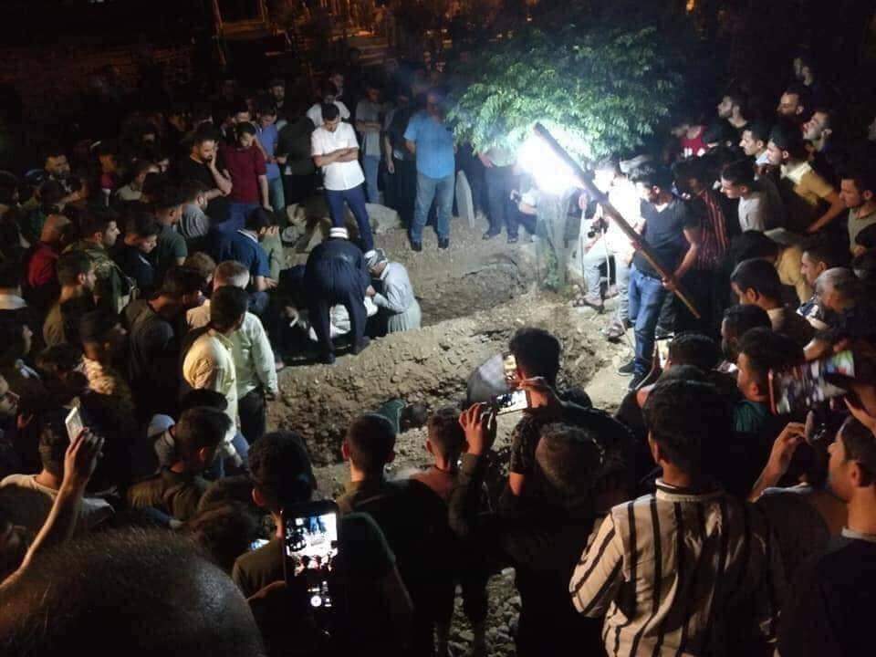 به‌ وێنه‌.. له‌ چوار قوڕنه‌ رێوڕه‌سمی به‌خاكسپاردنی ته‌رمی قوربانیانی بۆردومانه‌كانی توركیا به‌ڕێوه‌چوو